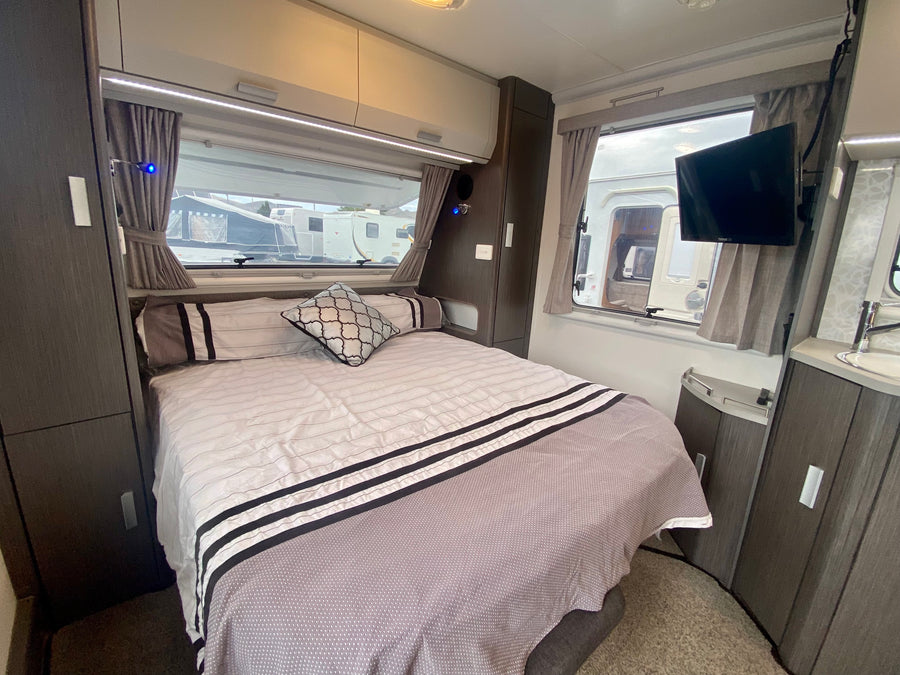 2019 Jayco Journey with Island Bed