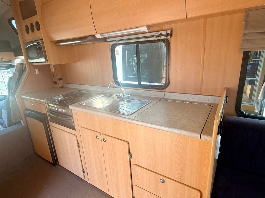 2010 Mitsubishi Canter 6 berth